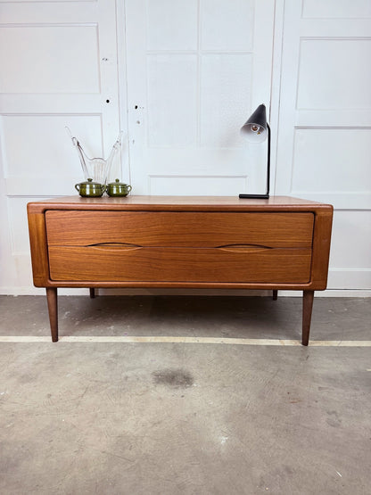 Dyrlund “Sjaelsmark” ladekast / laag dressoir – teak