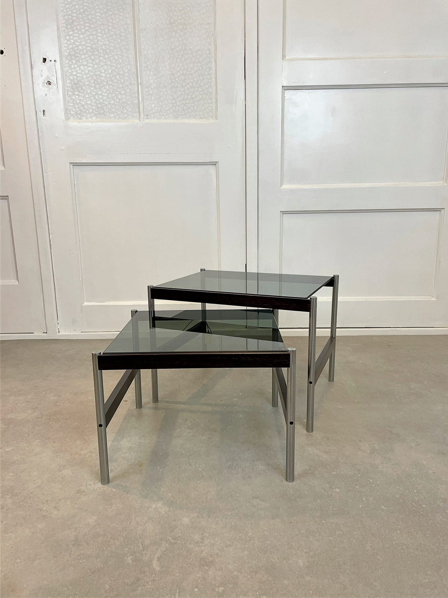 Thereca Bijzettafels – Chroom en palissanderhout met rookglas (Set van 2)