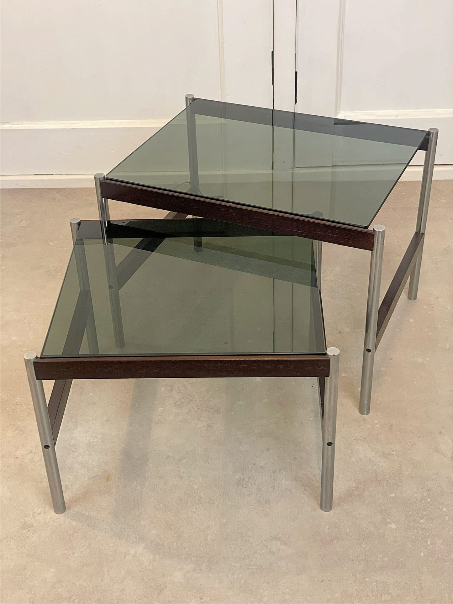 Thereca Bijzettafels – Chroom en palissanderhout met rookglas (Set van 2)