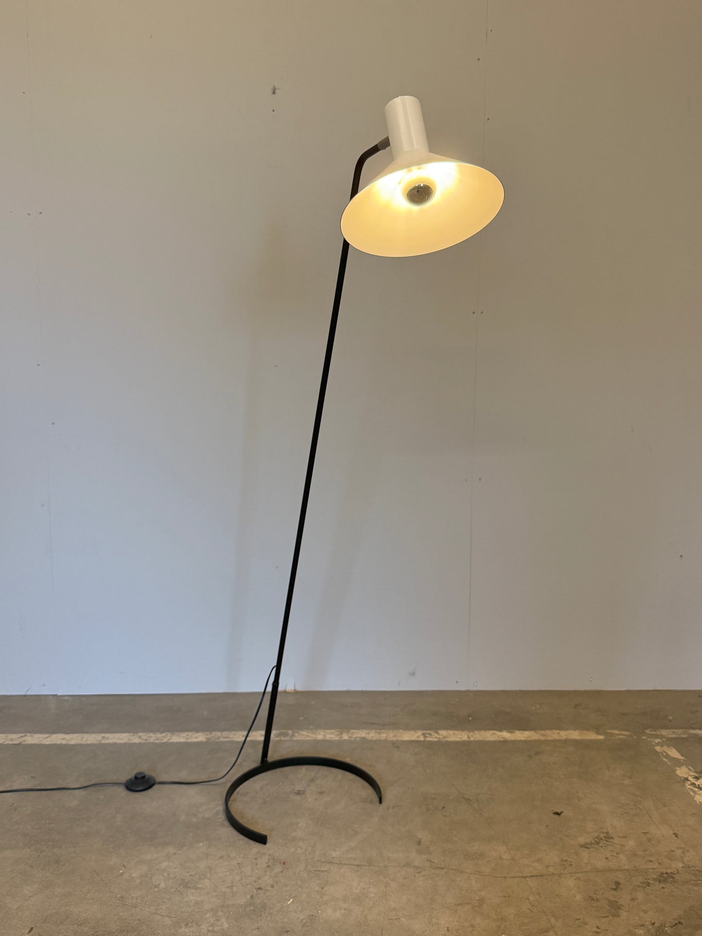 ANVIA 1505 Horse Shoe vloerlamp van J.J.M. Hoogervorst