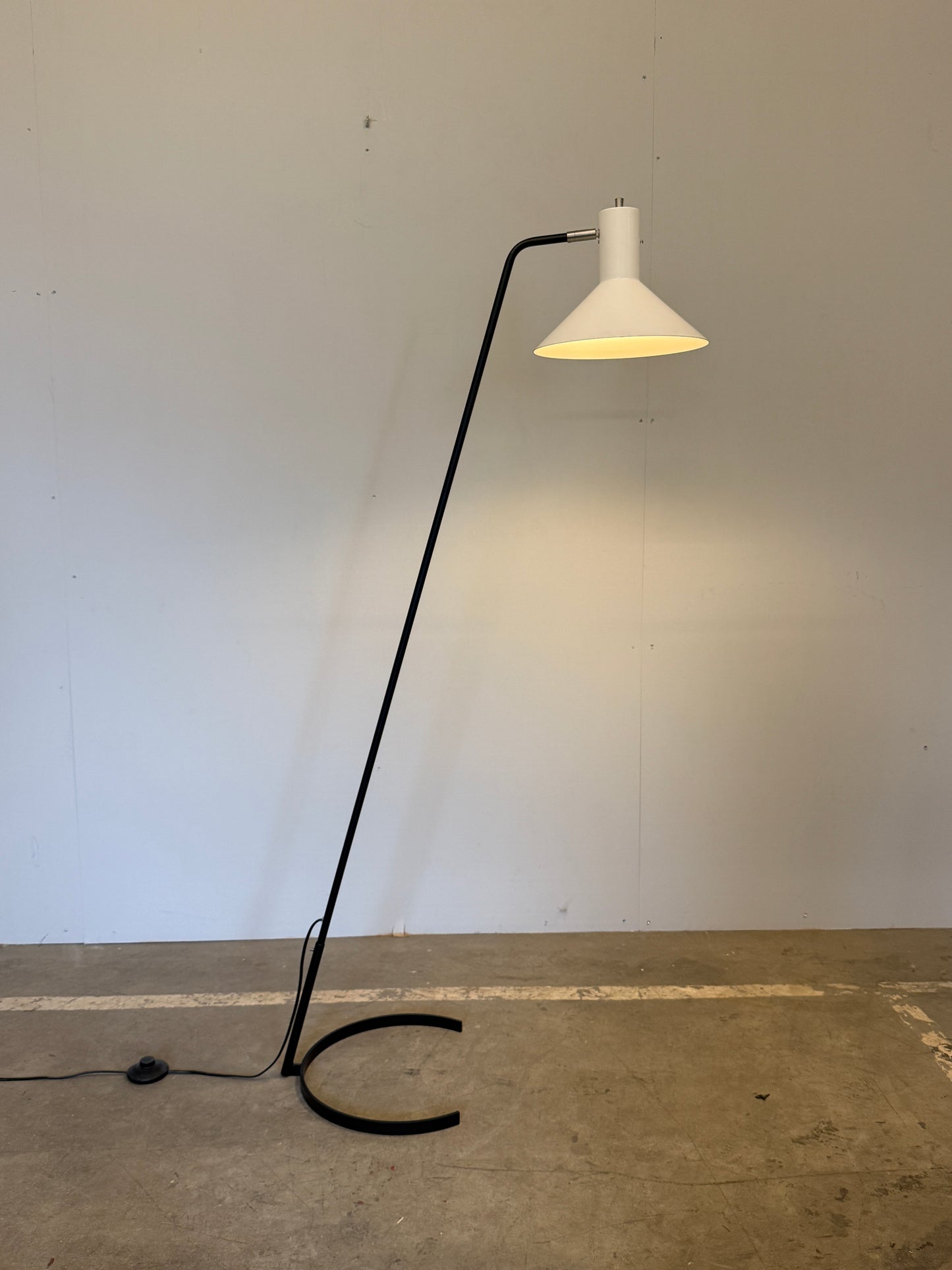 ANVIA 1505 Horse Shoe vloerlamp van J.J.M. Hoogervorst