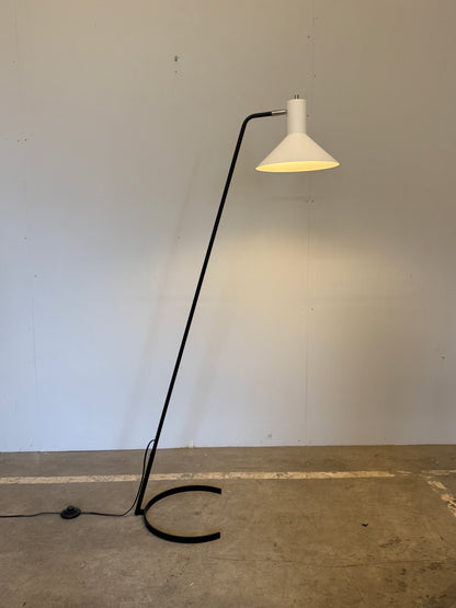 ANVIA 1505 Horse Shoe vloerlamp van J.J.M. Hoogervorst