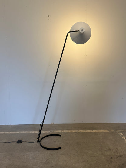 ANVIA 1505 Horse Shoe vloerlamp van J.J.M. Hoogervorst