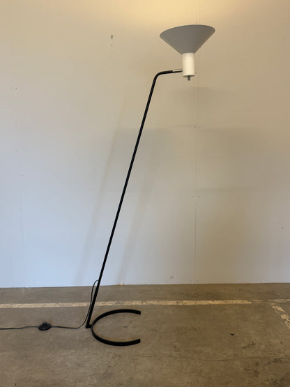 ANVIA 1505 Horse Shoe vloerlamp van J.J.M. Hoogervorst