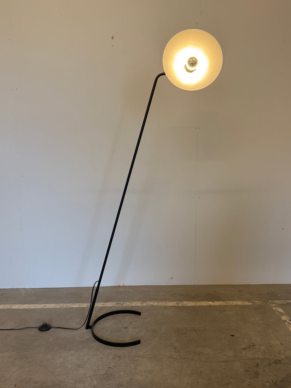 ANVIA 1505 Horse Shoe vloerlamp van J.J.M. Hoogervorst