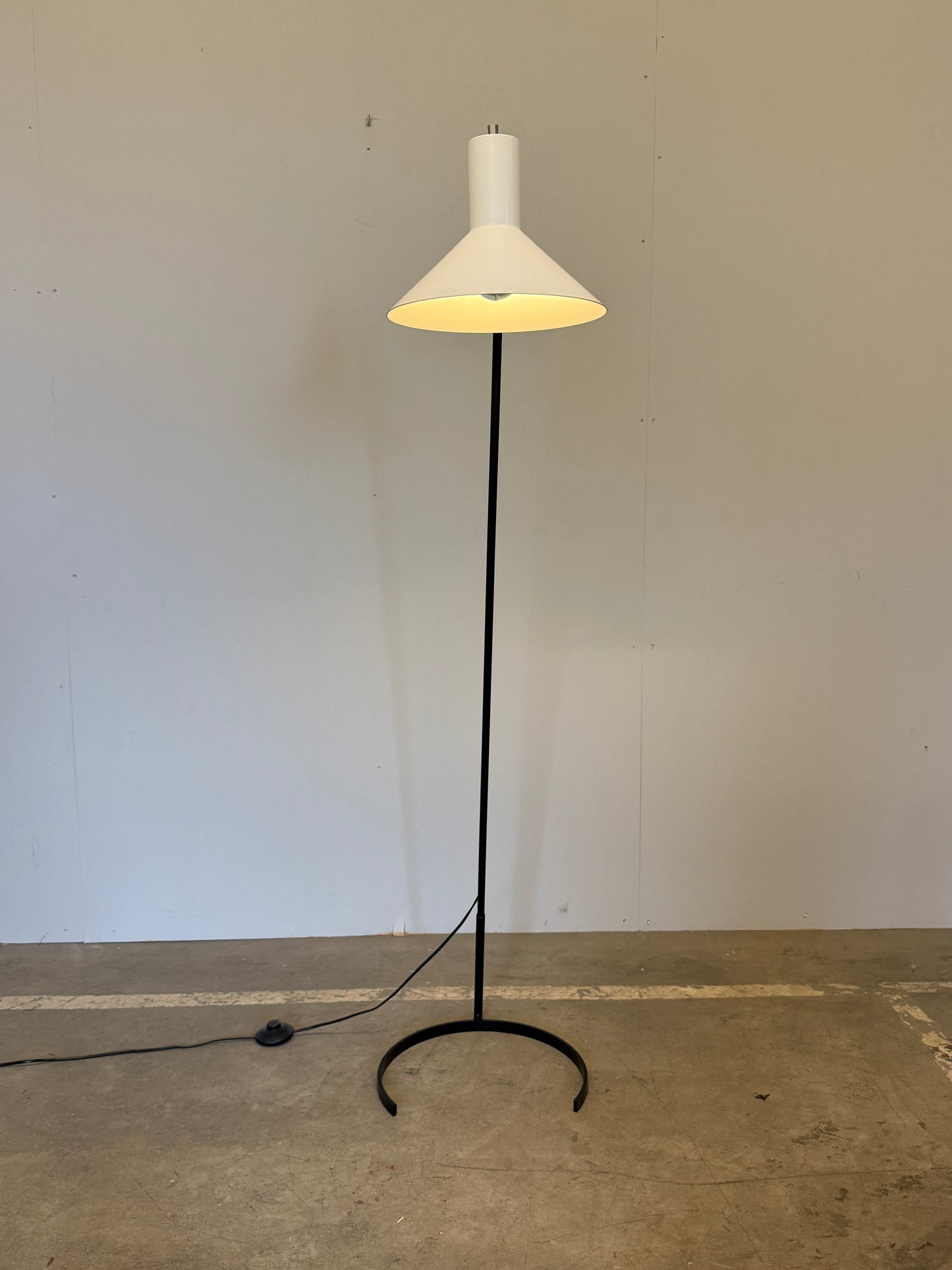 ANVIA 1505 Horse Shoe vloerlamp van J.J.M. Hoogervorst