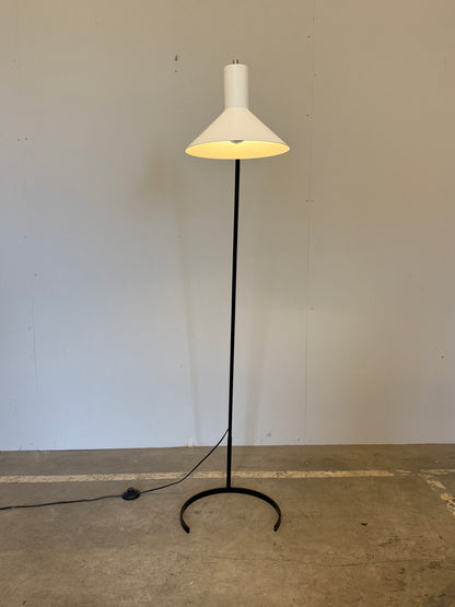 ANVIA 1505 Horse Shoe vloerlamp van J.J.M. Hoogervorst
