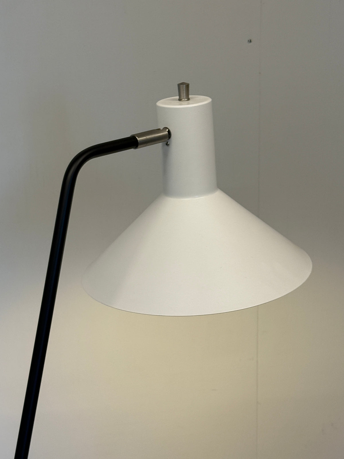 ANVIA 1505 Horse Shoe vloerlamp van J.J.M. Hoogervorst