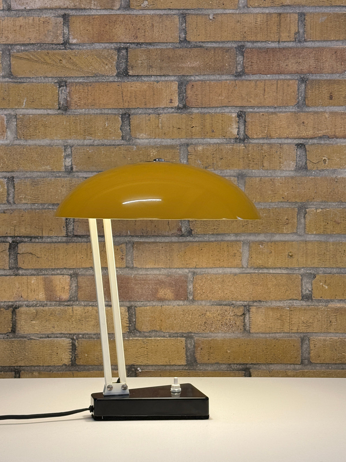 Hala Zeist model 145 tafellamp – okergeel