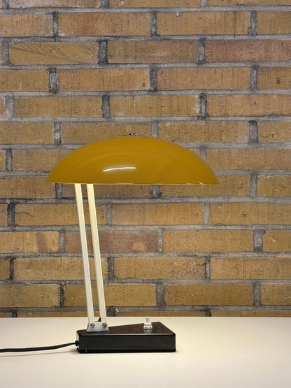 Hala Zeist model 145 tafellamp – okergeel
