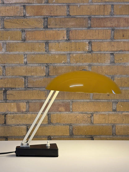 Hala Zeist model 145 tafellamp – okergeel