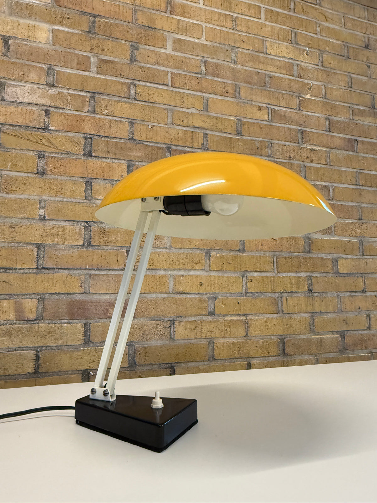 Hala Zeist model 145 tafellamp – okergeel
