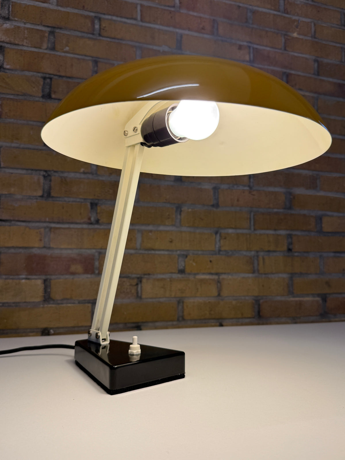 Hala Zeist model 145 tafellamp – okergeel