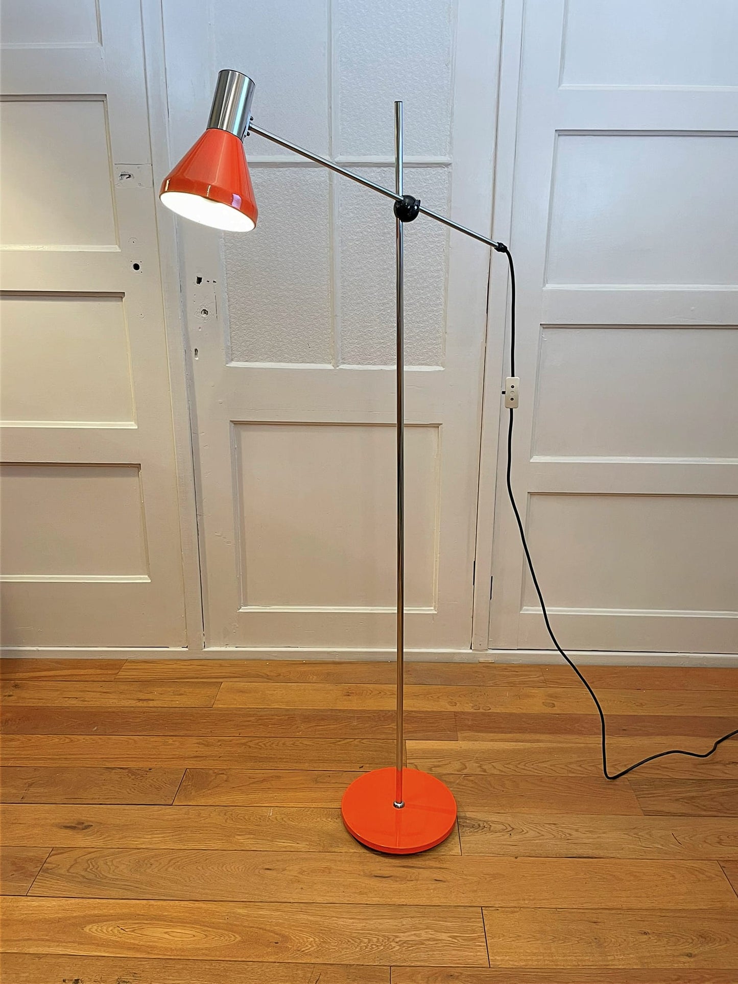 Vintage hengel vloerlamp in oranje/chroom – Gura Leuchten