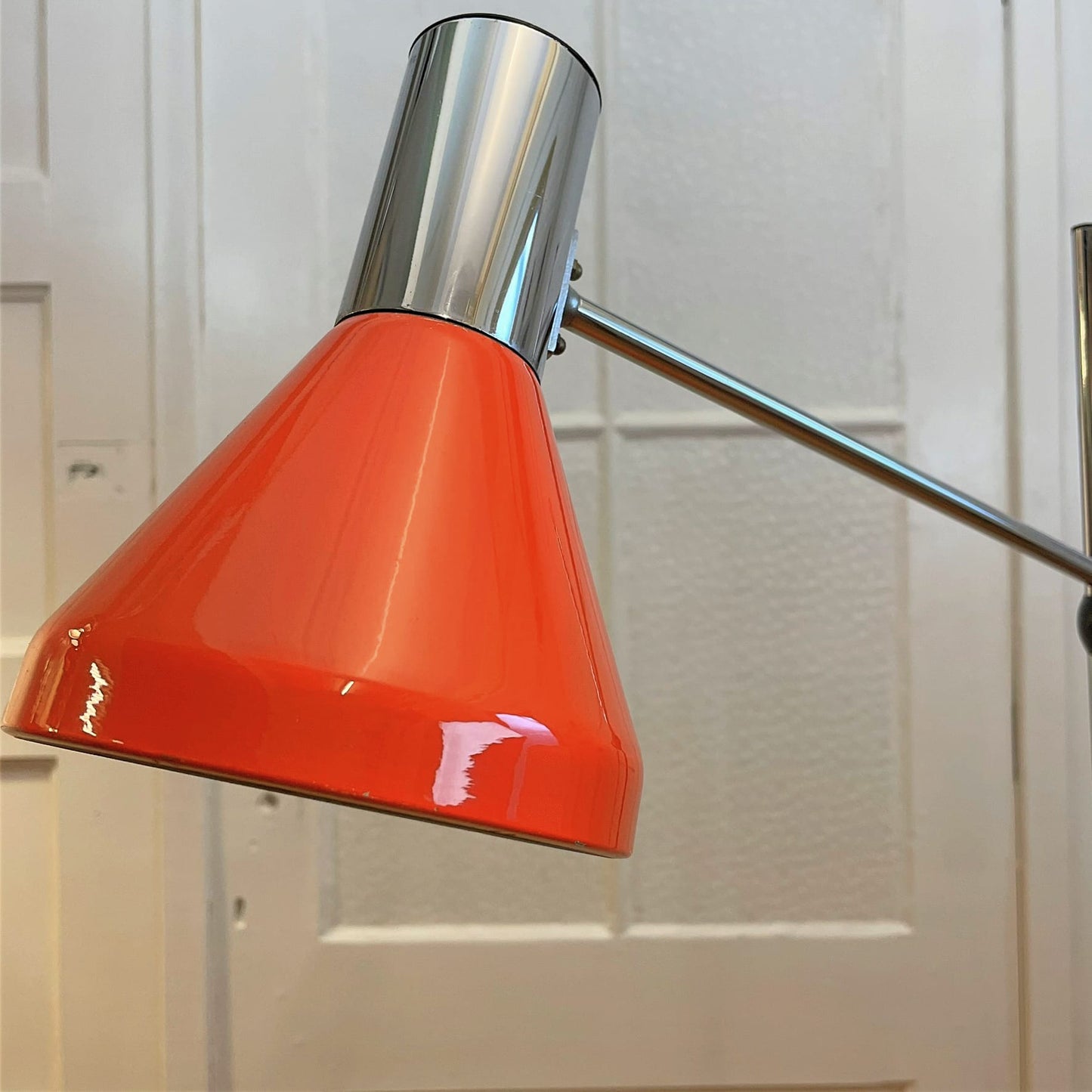 Vintage hengel vloerlamp in oranje/chroom – Gura Leuchten