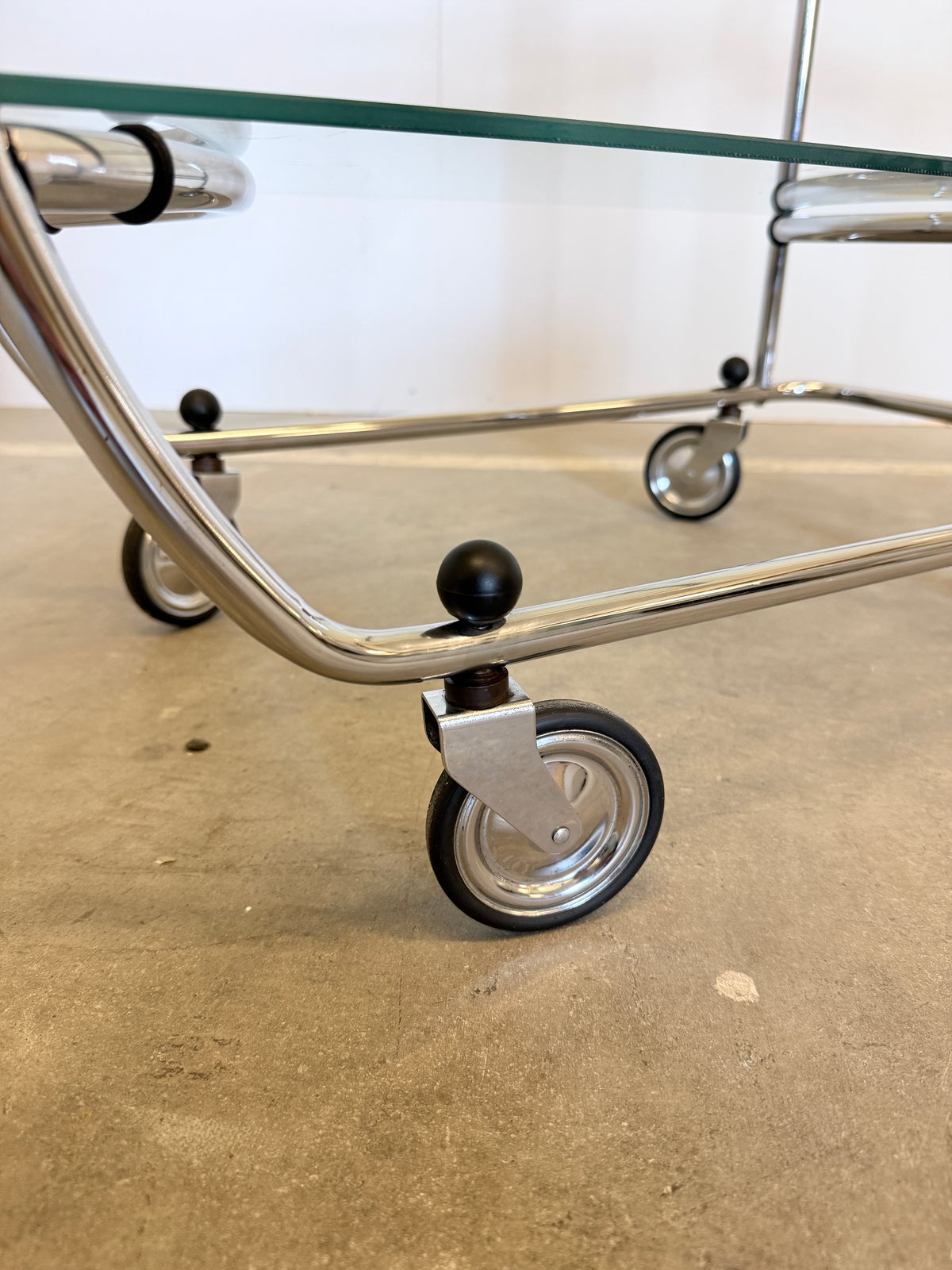 Vintage serveerwagen in Art Deco stijl – chroom en glas