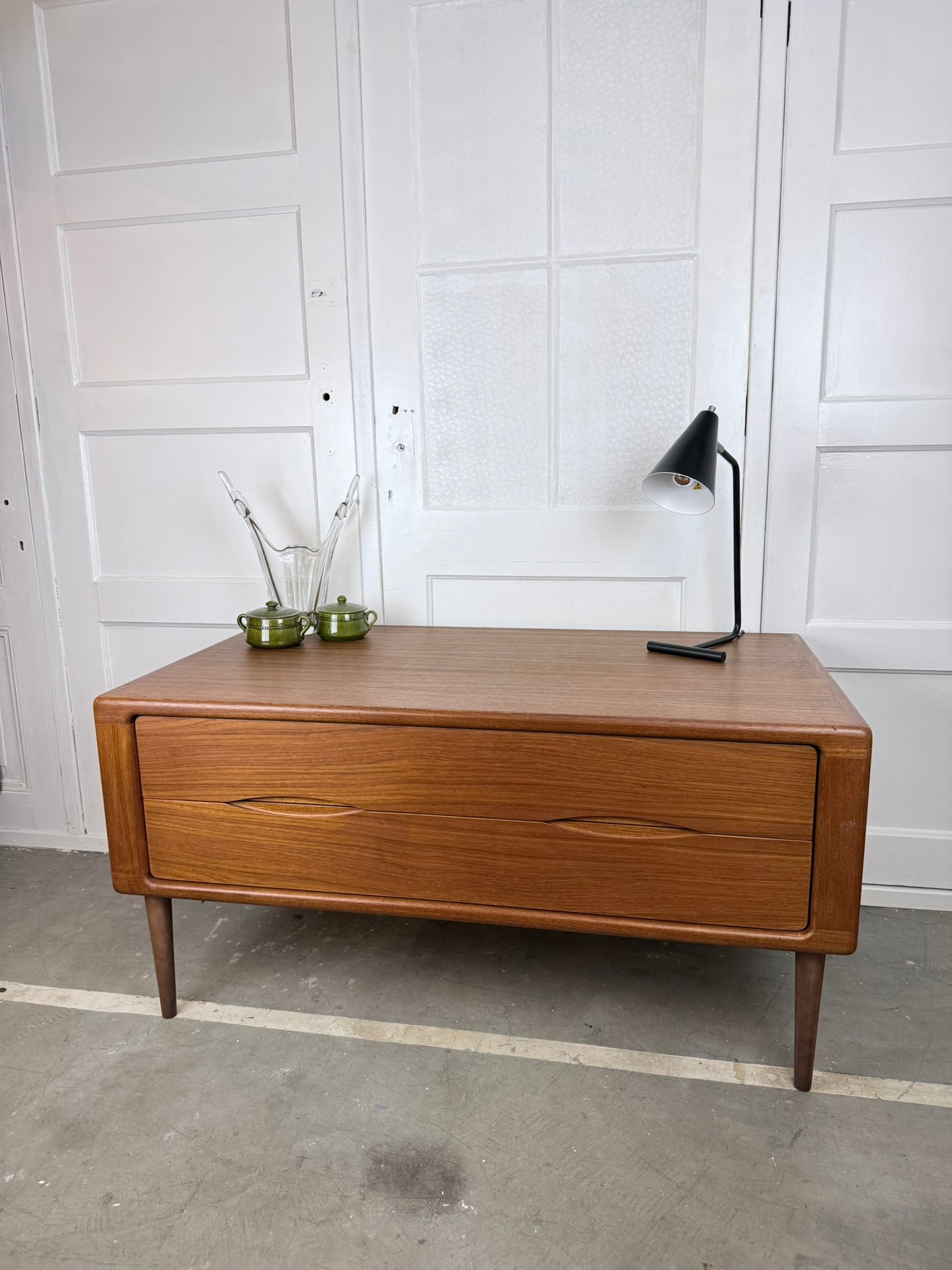 Dyrlund “Sjaelsmark” ladekast / laag dressoir – teak