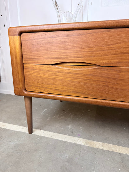 Dyrlund “Sjaelsmark” ladekast / laag dressoir – teak