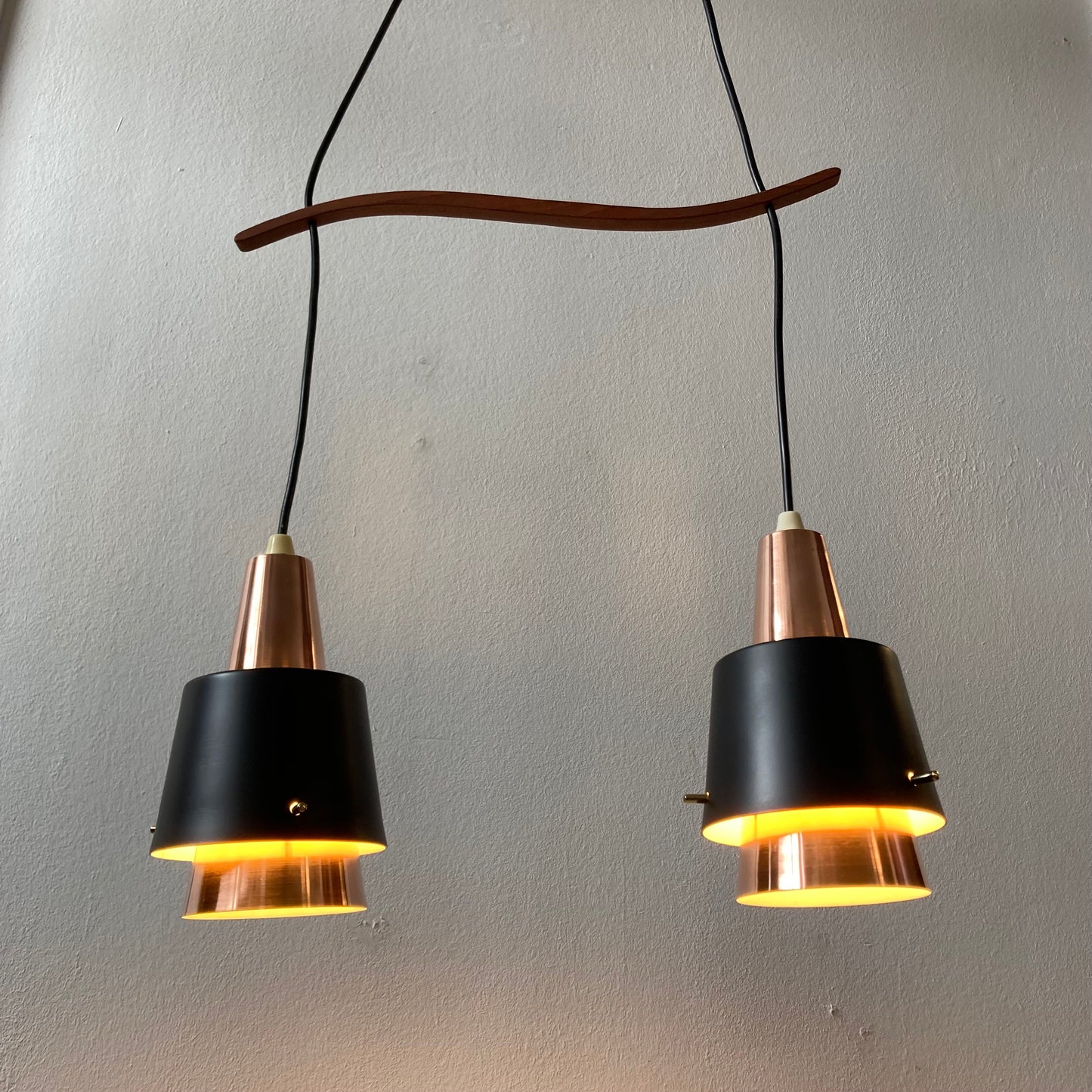 Deense Dubbele Hanglamp in Teakhout en Messing – Bent Karlby