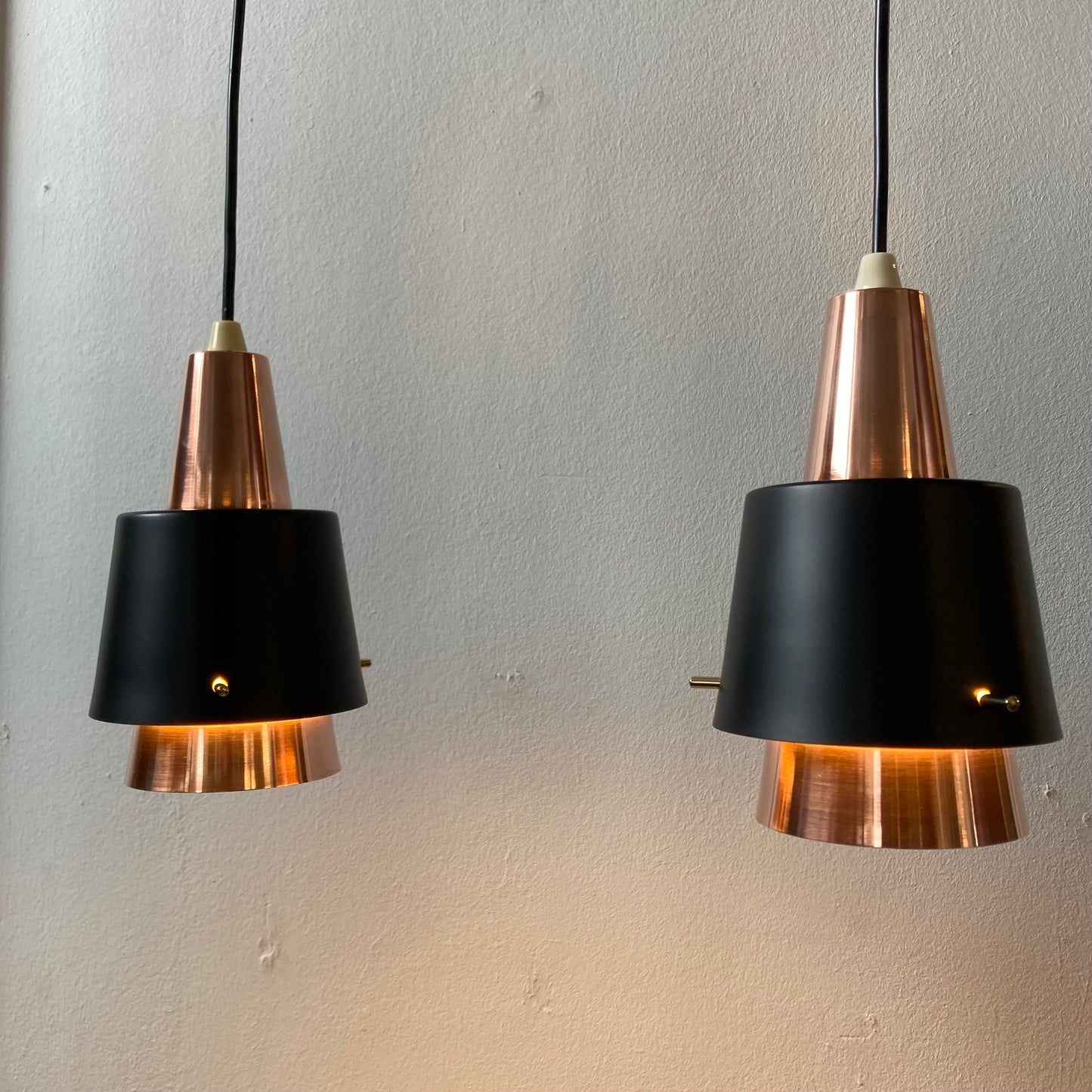 Deense Dubbele Hanglamp in Teakhout en Messing – Bent Karlby