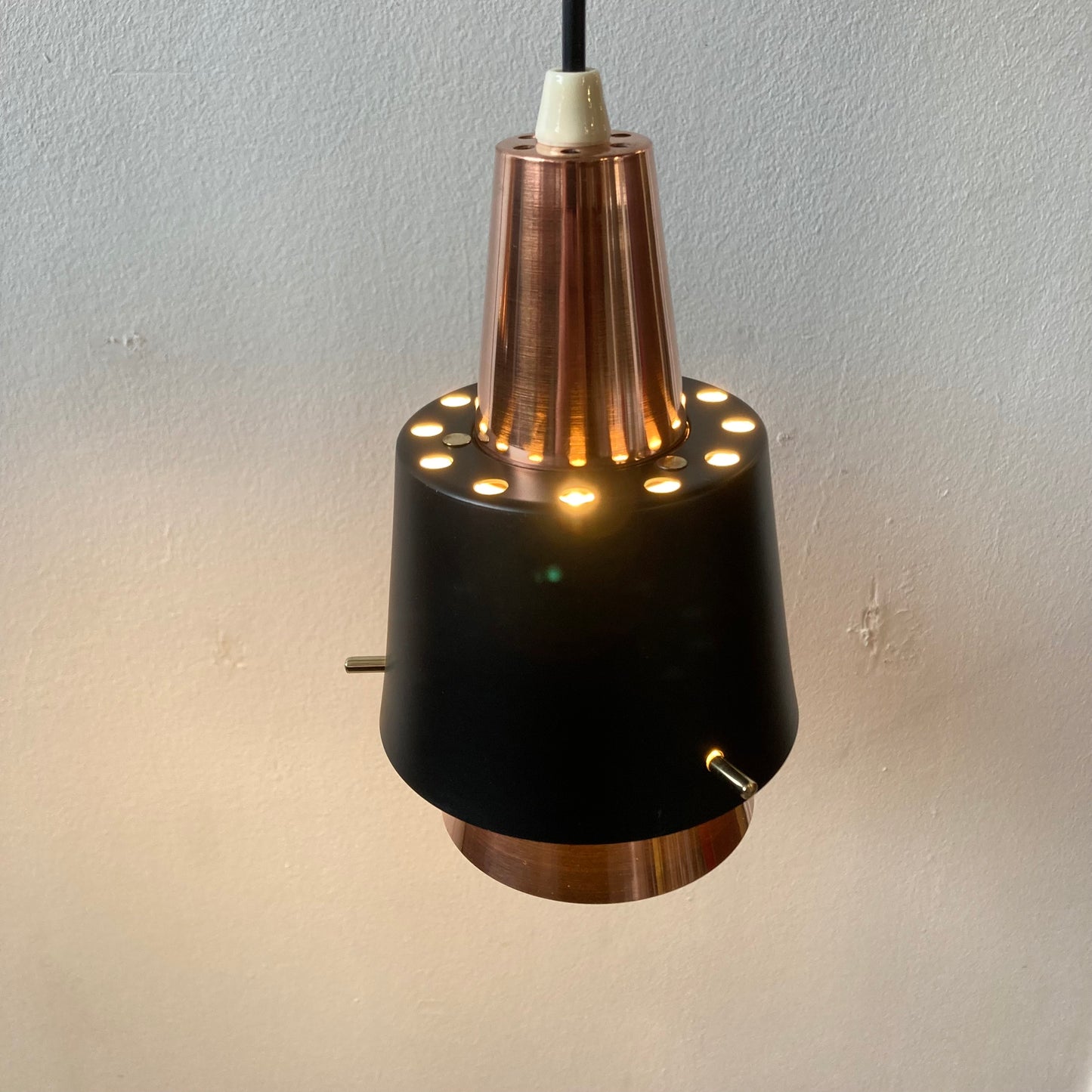 Deense Dubbele Hanglamp in Teakhout en Messing – Bent Karlby