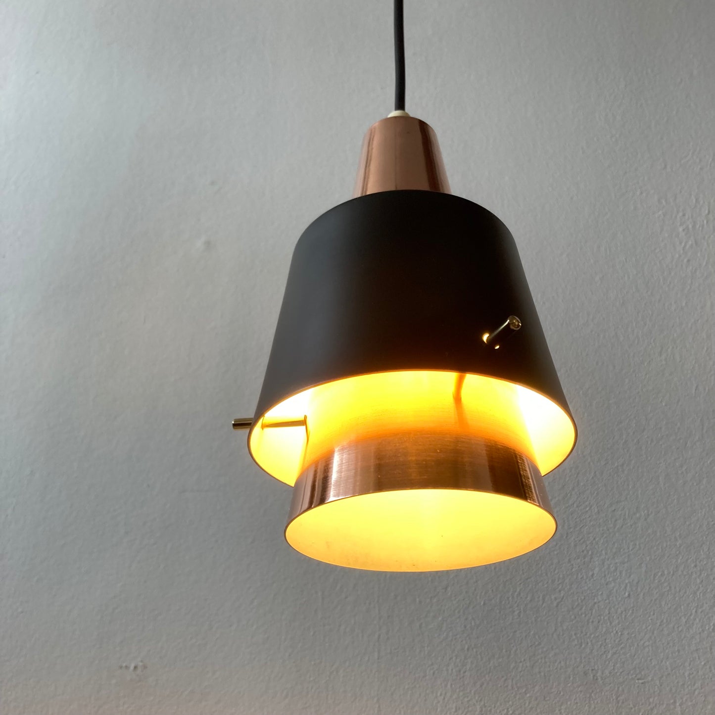 Deense Dubbele Hanglamp in Teakhout en Messing – Bent Karlby
