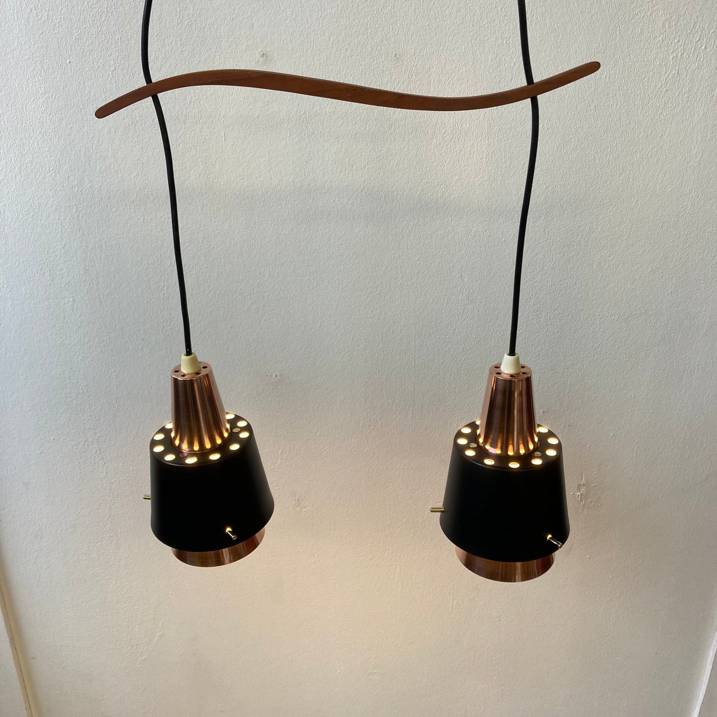 Deense Dubbele Hanglamp in Teakhout en Messing – Bent Karlby