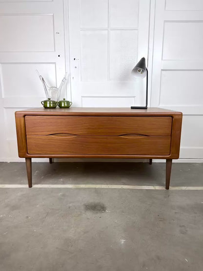 Dyrlund “Sjaelsmark” ladekast / laag dressoir – teak