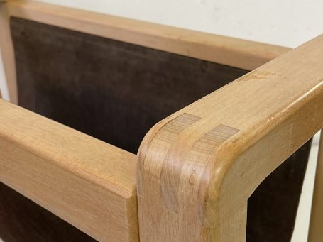 Houten lectuurbak met een eenvoudig en modern design, zichtbare verbinding op de hoeken